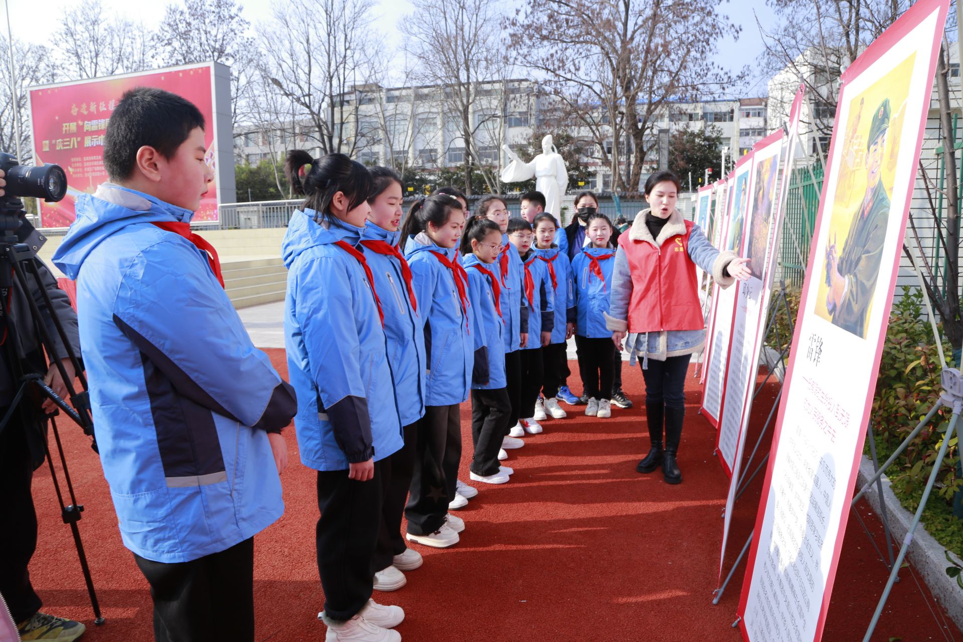 星空体育官网：亭湖区举办全民健身志愿服务暨“学雷锋亮身份”大型文体展演活动(图1)